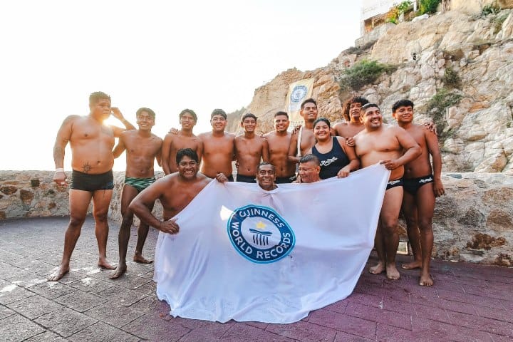 7. Clavadistas de la Quebrada tras obtener el Record Guinness. Foto - @Sectur_Guerrero (X)