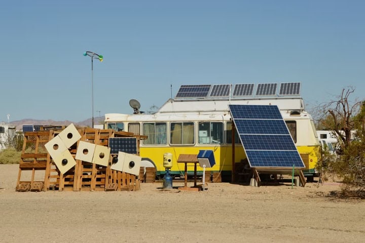 8. Caravana en Slab City con paneles solares. Foto - Travel and Hiking Adventure