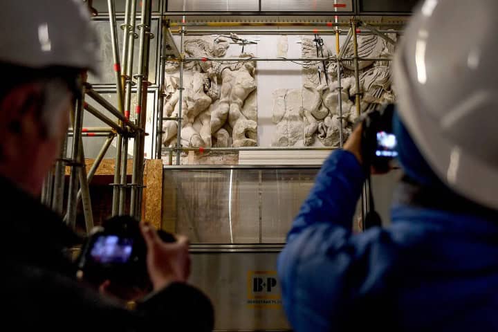8. Periodistas fotografían parte del relieve del Altar de Pérgamo durante su remodelación. Foto - Alamy