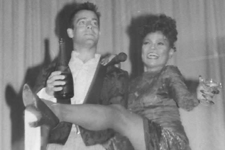 8. (Izquierda) Eartha Kitt entreteniendo en el festejo del Orgullo de 1989. Foto - Palm Springs