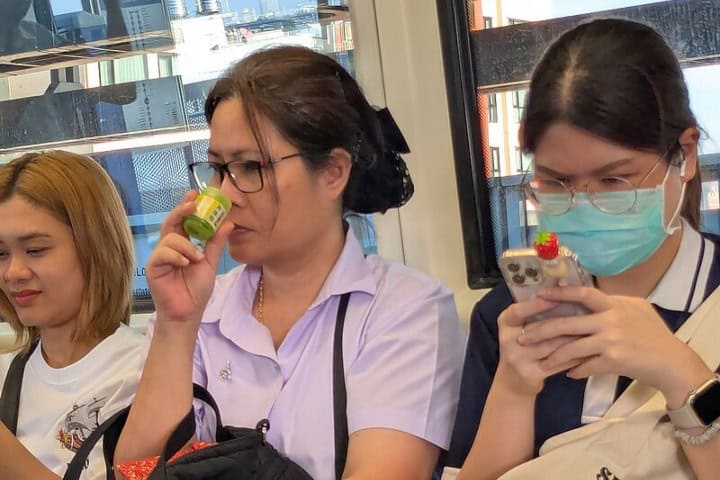 8. Mujer inhalando yadom en el metro de Bangkok. Foto - Wikimedia Commons