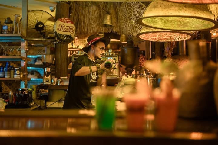 8. Trabajador haciendo bebidas en Farsha. Foto - @farsha_mountain_loun (Instagram)