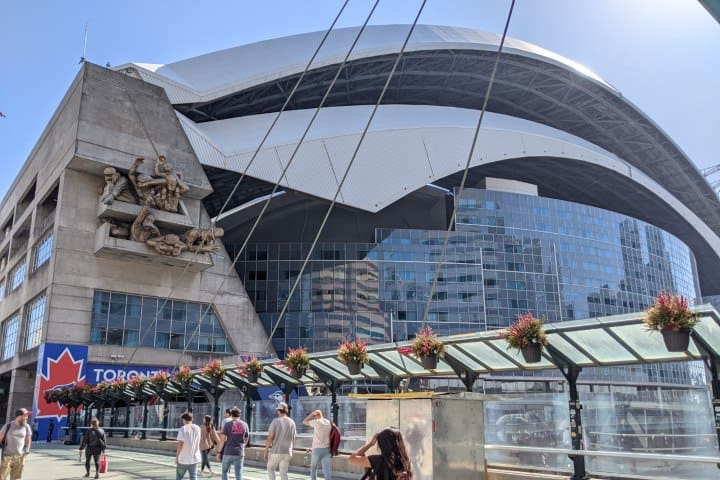 8. Exterior del Rogers Centre. Foto - The Ballpark Guide