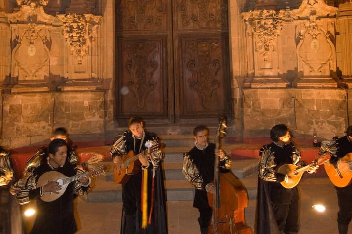 8. Estudiantina afuera del Templo de San Diego, Guanajuato. Foto - Alamy