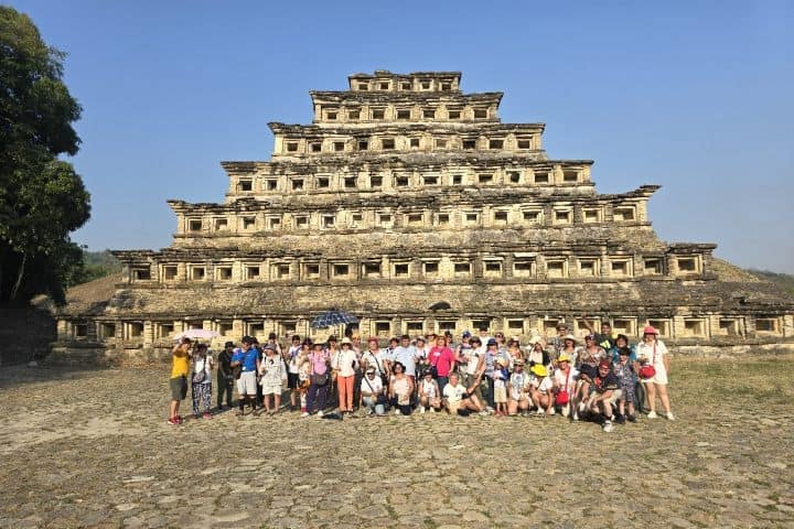 8. Viajeros de Rehiletes en la Pirámide de los Nichos, El Tajín. Foto - Rehiletes
