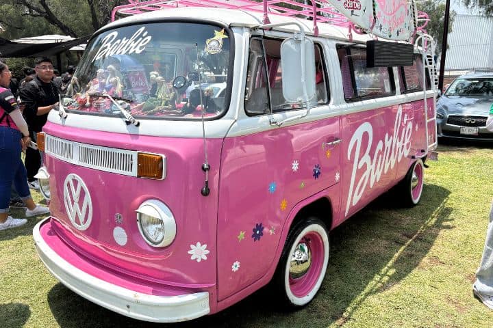8. Volkswagen Combi pintada al estilo de Barbie. Foto - Aldo Mendoza