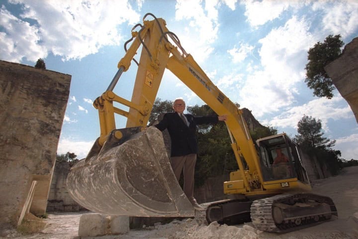 8. Pierre Cardin en la restauración del Catillo de Lacoste. Foto - Getty Images