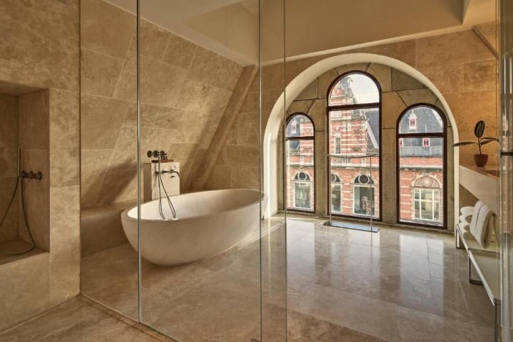 8. Baño en habitación de Conservatorium. Foto - Conservatorium Hotel (Booking)