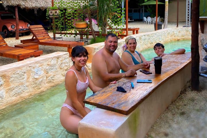 9. Huéspedes en la alberca. Foto - Vocho Hotel Valladolid (Facebook)