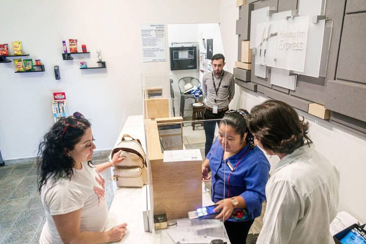 9. Pago de reservación en el hotel Holiday Inn Express IGH, Mérida. Foto - Alamy
