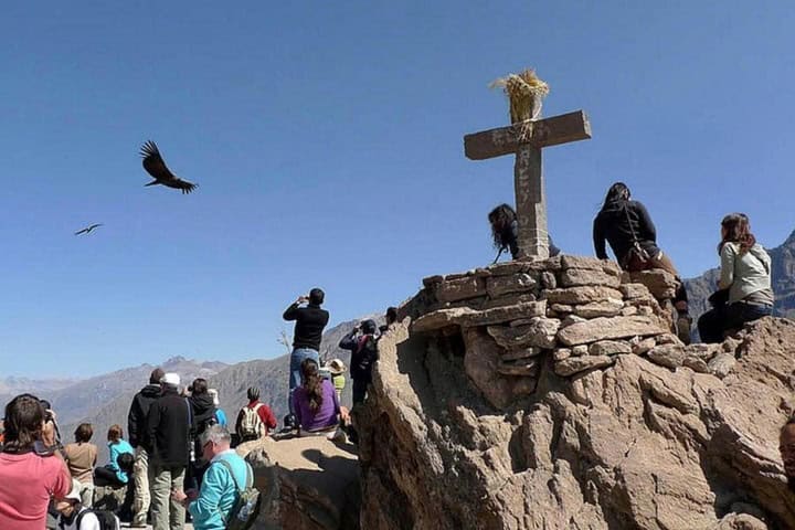 9. Viajeros en la Cruz del Cóndor. Foto - Viator