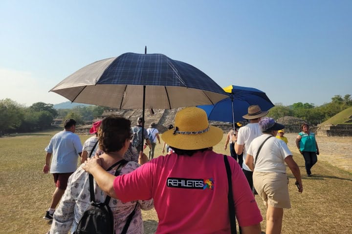 9. Viajeros de Rehiletes en El Tajín. Foto - Rehiletes
