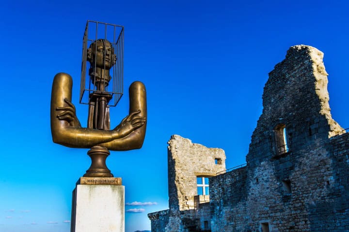 9. Estatua del Marqués de Sade afuera del castillo. Foto - Alamy