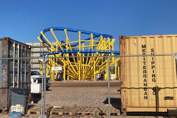 9. Algunas tomas de la construcción de Mattel Adventure Park. Foto - r/montañas rusas (Reddit)