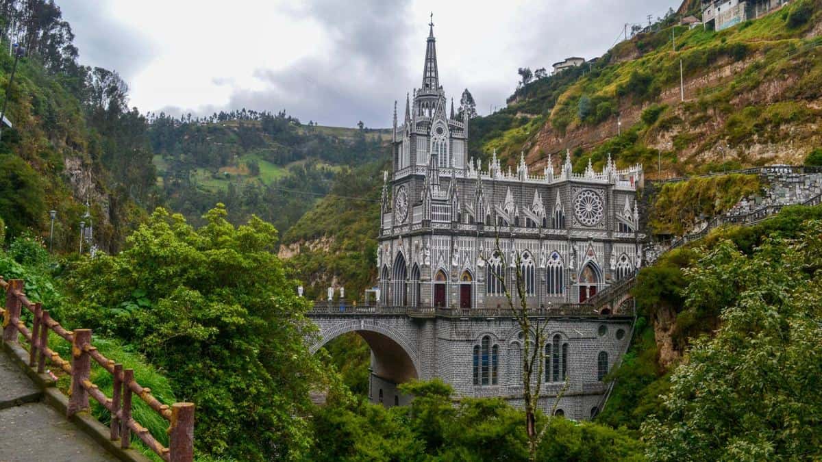 EL SANTUARIO DE LAS LAJAS EN COLOMBIA