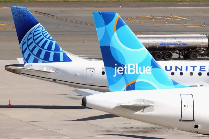 1. Avión de United y JetBlue. Foto USA Today