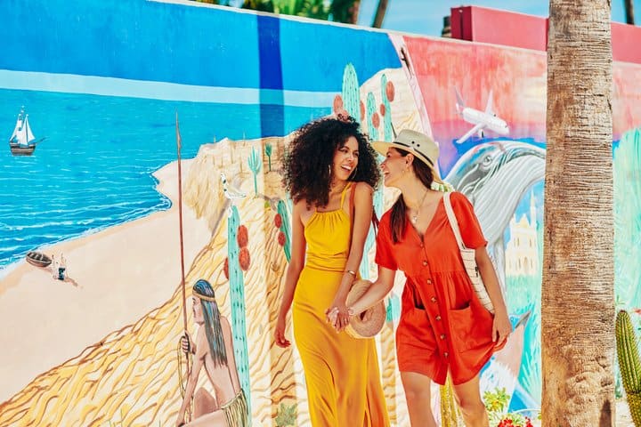 1. Pareja caminando en Los Cabos. Foto – REPORTE LOBBY