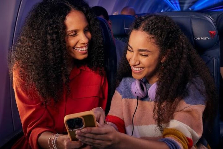 1. Conectividad y entretenimiento en un vuelo de Delta Air Lines. Foto - Delta News Hub