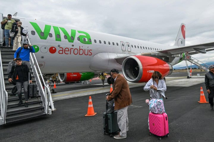 1. Pasajeros bajando de avión de Viva. Foto - Getty Images