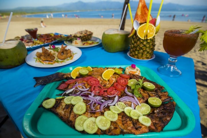 1. Pescado zarandeado frente a la playa. Foto - Archivo Nayarit