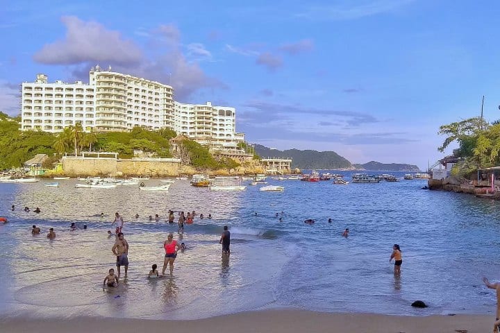 1. Playa de Acapulco. Foto - Acapulco de Juárez Guerrero México (ruta Monterrey - Acapulco)