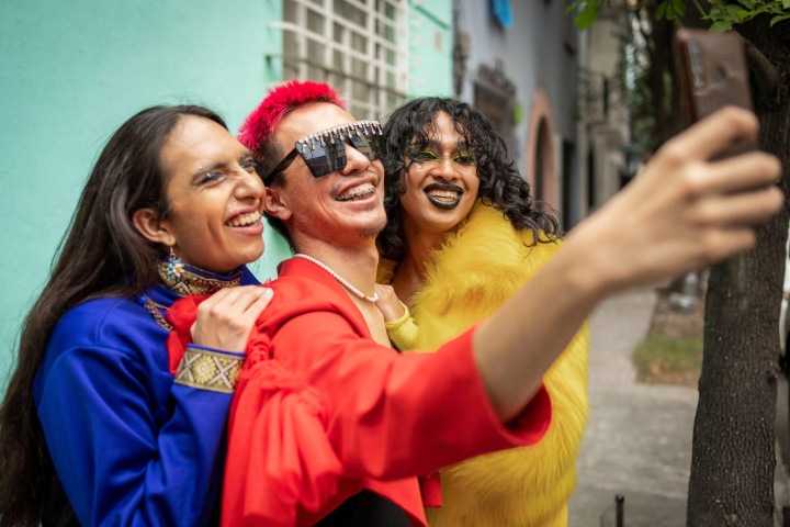 1. Amigos durante el Pride en la Ciudad de México. Foto - Getty Images