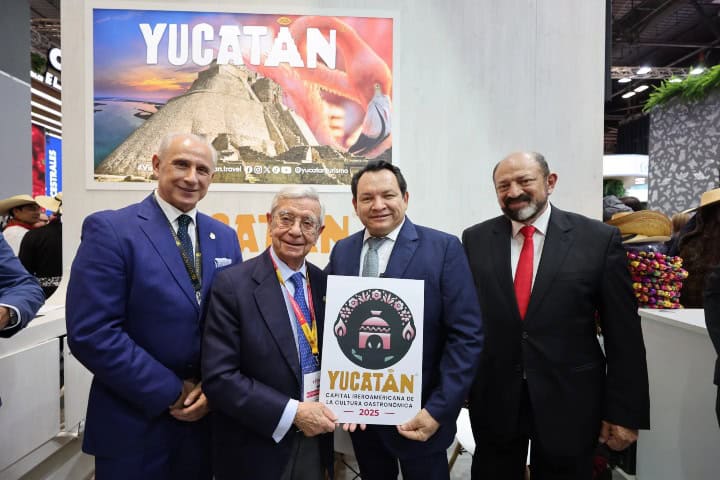 1. Entrega de reconocimiento a Yucatán en la FITYR 2025. Foto - Gobierno del Estado de Yucatán (Facebook)