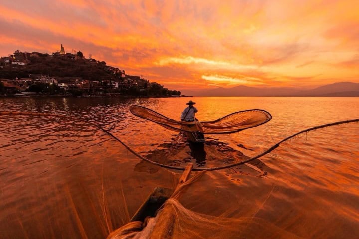 1. Pescadores de Pátzcuaro. Foto - Michoacán (Facebook)