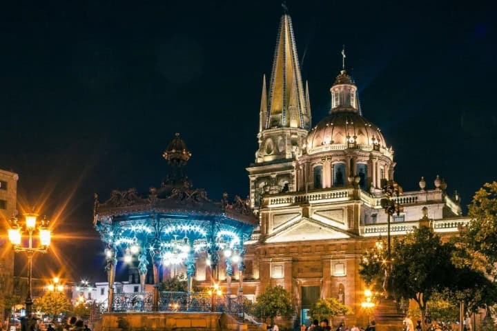 1. Catedral de Guadalajara de noche. Foto - Informador.mx