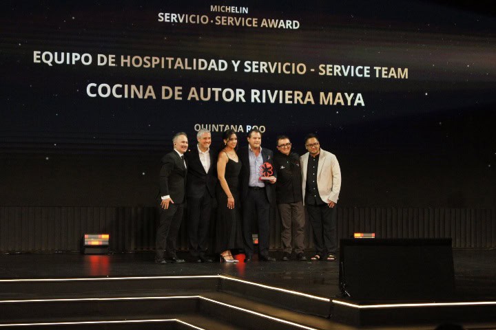 10. Equipo de Cocina de Autor Riviera Maya recibiendo premio a Mejor Servicio. Foto - El Souvenir