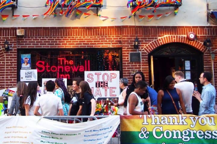 11. Desfile frente a Stonewall. Foto - Visit The USA