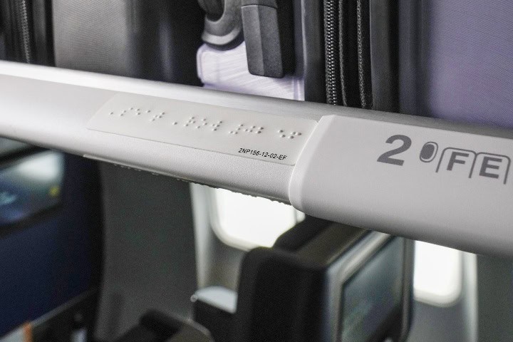 11. Número de asientos en braille en aviones de United Airlines. Foto - Fundación Querer