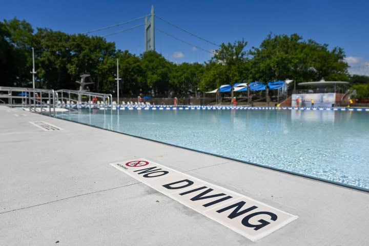 11. Anuncio de No Saltar en Astoria Pool. Foto - Alamy