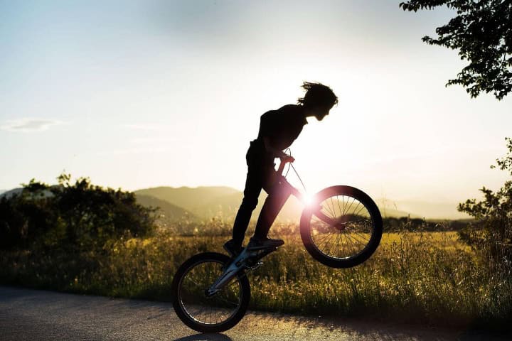 11. Niño haciendo truco en bicicleta. Foto - Alamy