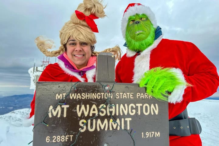 12. Pareja sube al Monte Washington para hacer una foto temática. Foto - u/wacbravo (Reddit)