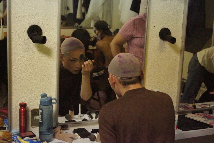 12. Rebeka Blossom terminando su maquillaje. Foto - El Souvenir