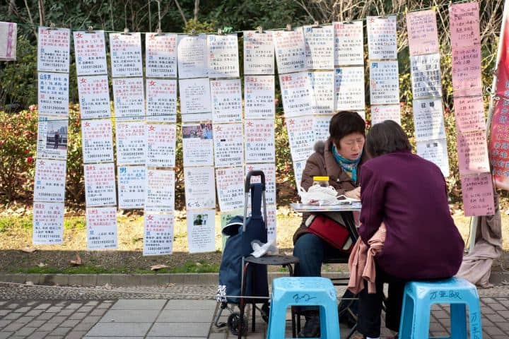 12. Madre en rincón de citas para su hijo. Foto - Alamy