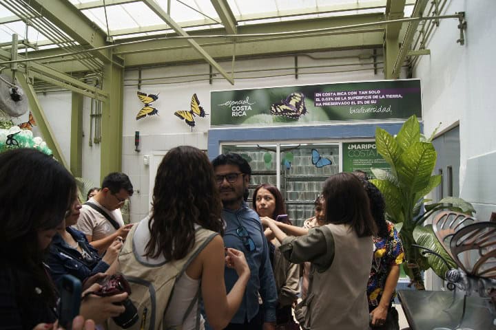 14. Visitantes en el Mariposario. Foto - Gus Espinosa