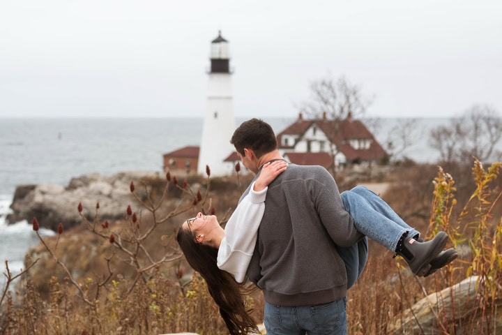 14. Fotografía de pareja en Portland Head Light. Foto - @leahs_lens (Instagram)