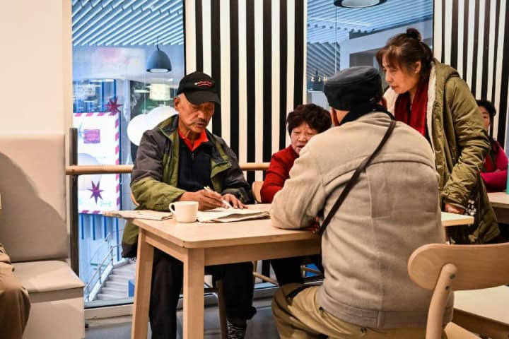 15. Ancianos en una cafetería en China. Foto - PlayGround