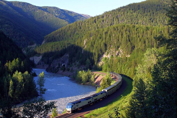 1. Tren de Amtrak cerca del parque Nacional Glacier, Montana. Foto - Alamy