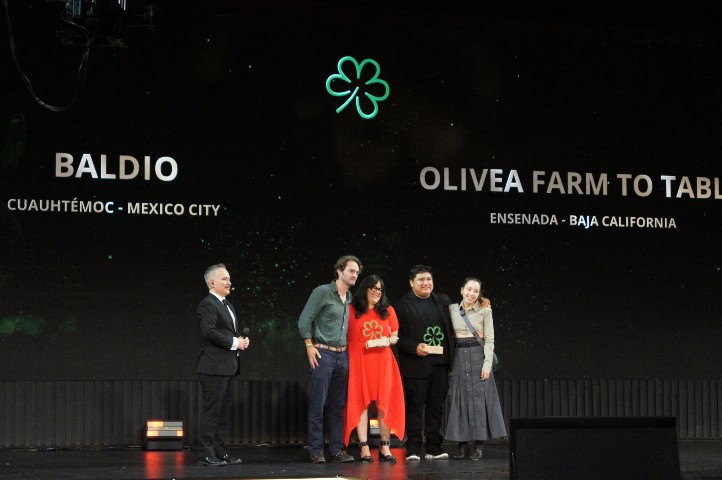 17. Equipo de Baldio y Olivea Farm to Table recibiendo su Estrella Verde. Foto - El Souvenir
