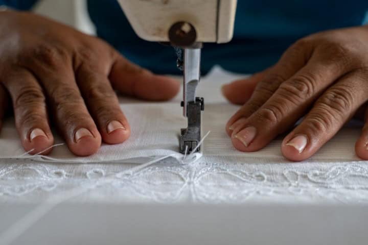 2. Costura de guayabera. Foto - Yucatan Travel