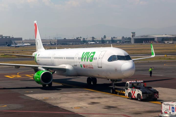 2. Avión de Viva Aerobus en el aeropuerto de la CDMX. Foto - Alamy