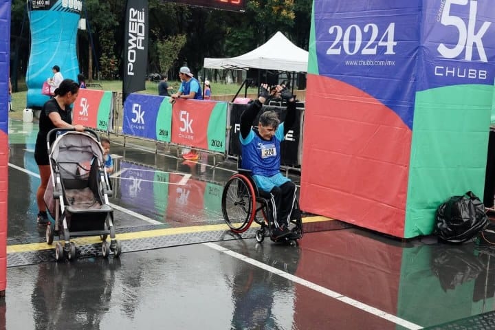 2. Persona en silla de ruedas participando en maratón en Parque la Fundidora. Foto - @parquefundidora (Instagram)