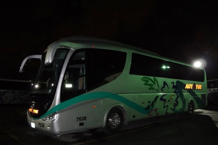 2. Autobús de Autotur por la noche. Foto – Movilbus Tv x David Gasca