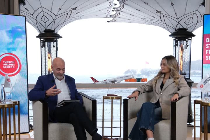2. Turkish Airlines Series con la influencer Nicole Gheibi. Foto - Turkish Airlines (YouTube)