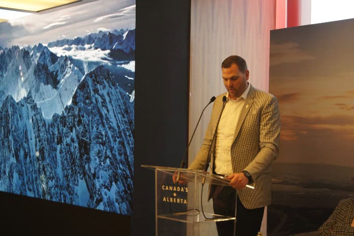 2. Hon. Joseph Schow, ministro de Economía, Trabajo, Comercio e Inmigración de Alberta. Foto - El Souvenir