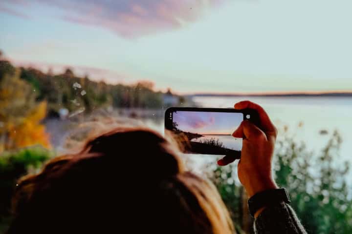 2. Mujer tomando una fotografía con su celular. Foto - Wren Meinberg (Intagram)