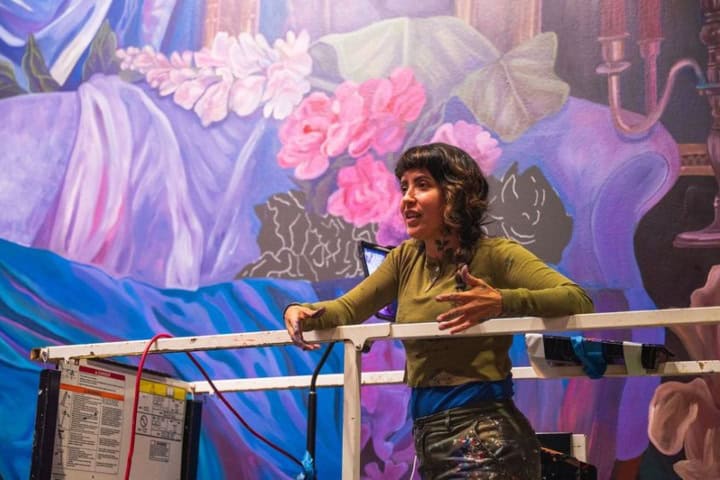 2. Artísta Nicole Salgar trabajando en su mural. Foto - Archivo St. Petersburg